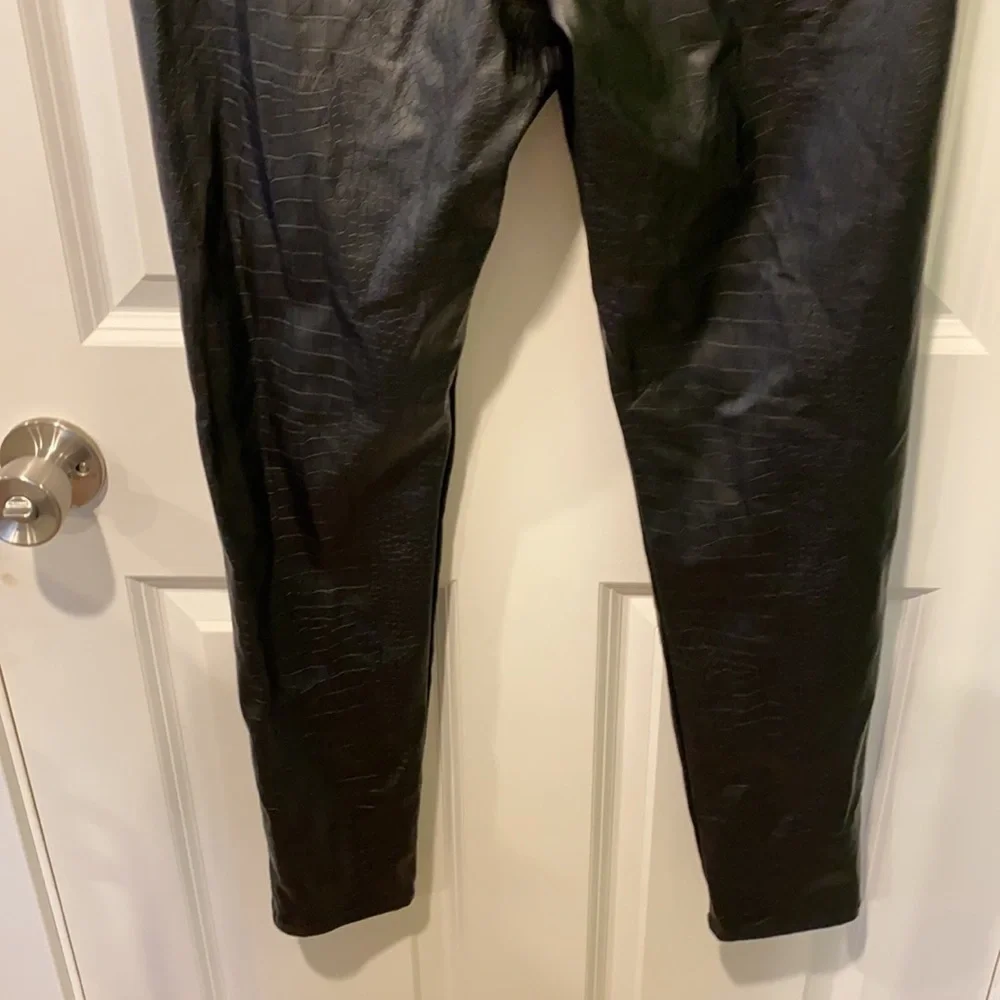 Nicole Miller NY Croc Embossed Skinny Pants EUC